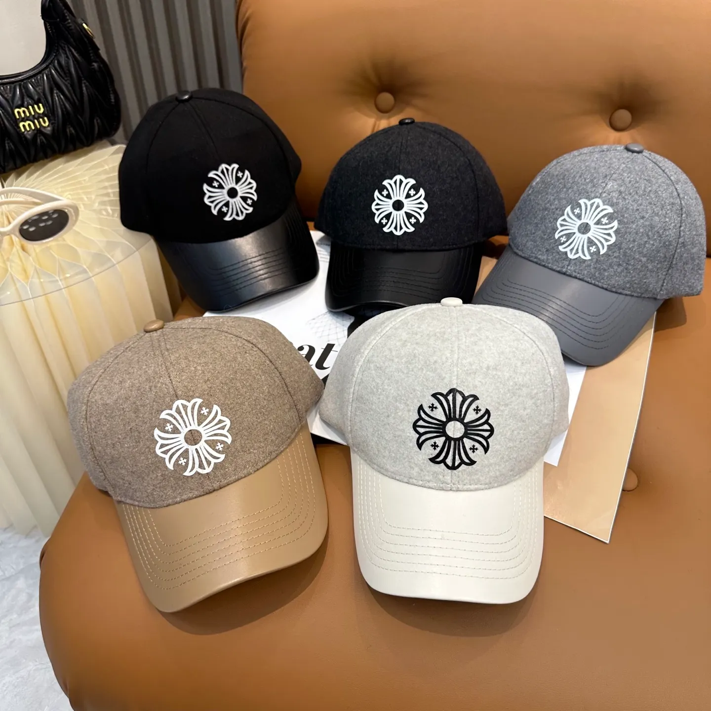P80 Crow Heart's new autumn and winter fur-stitched baseball cap. It's full of autumn and winter atmosphere. The quality is great. The deepening of the hat shape makes it more elegant. It's very nice for both men and women. It's a classic among classics. It goes well with daily wear. Casual and fashionable.